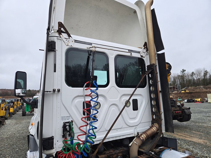 2016-freightliner-cascadia-125-image-19