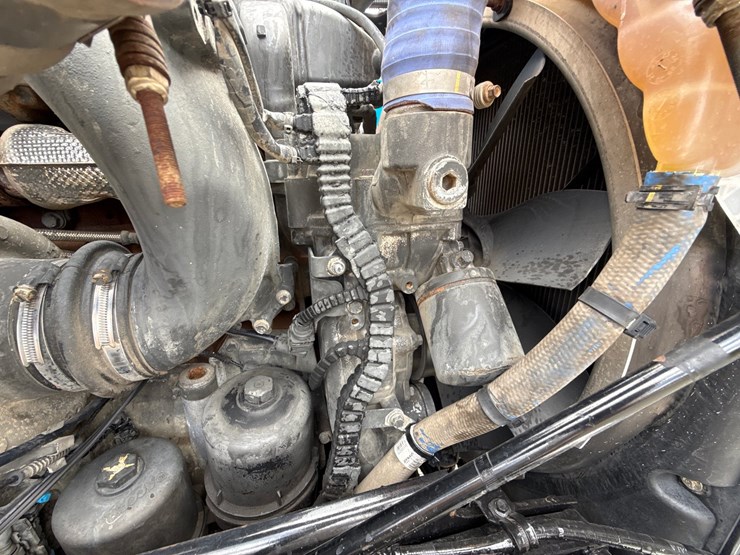 2016-massey-ferguson-8-image-21