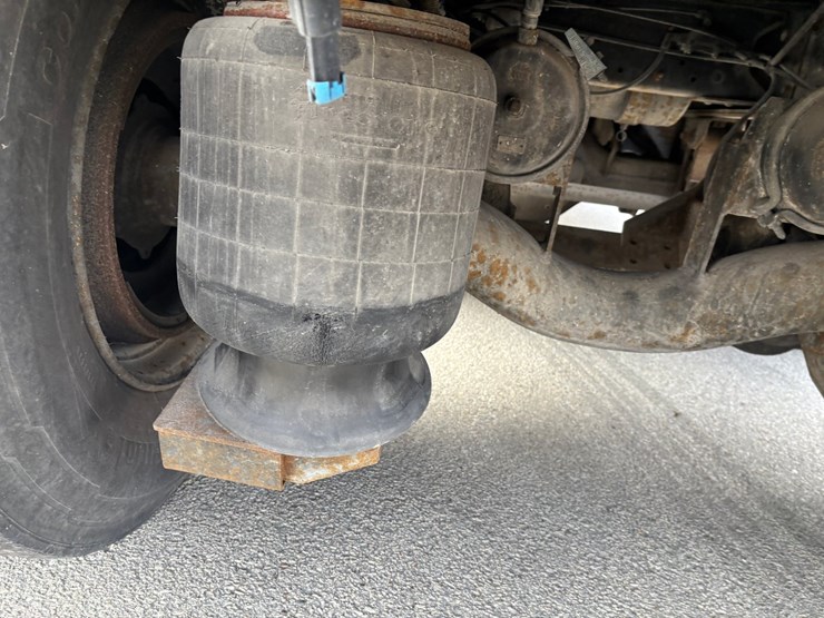 2005-gmc-t7500-image-81