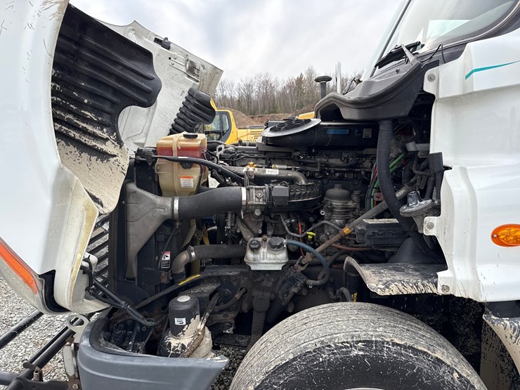 2016-massey-ferguson-8-image-9