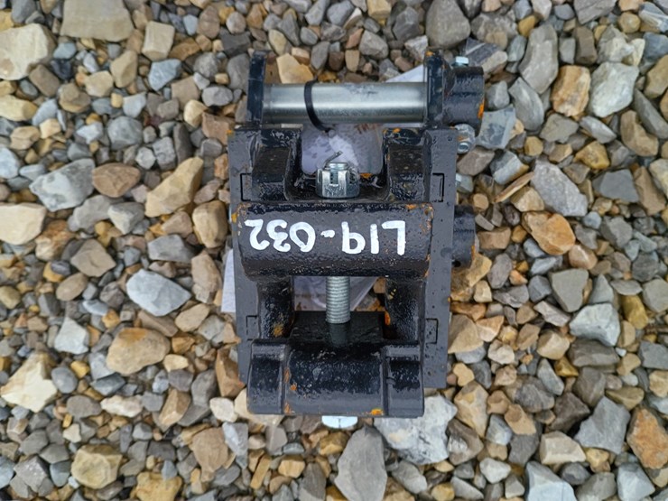 #l19-032-•-tpm-quick-coupler-mini-excavator-attachment-image-1