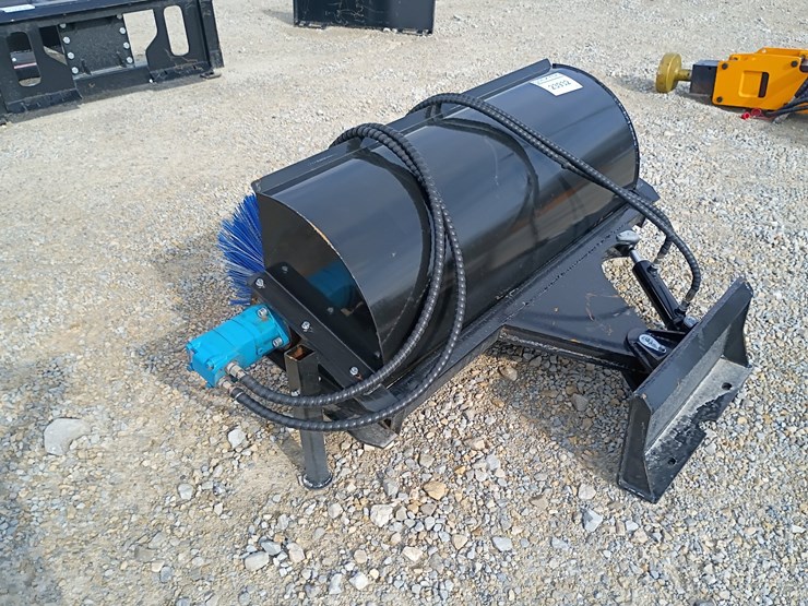#23932-•-sweeper-mini-skid-steer-attachment-image-4