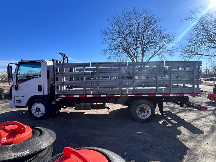 2013-isuzu-npr-image-2