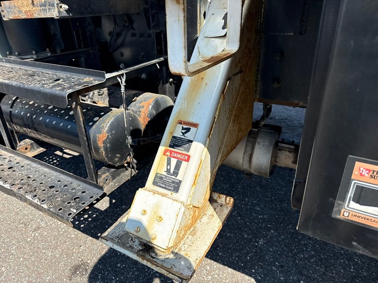 2002-freightliner-fl80-image-26