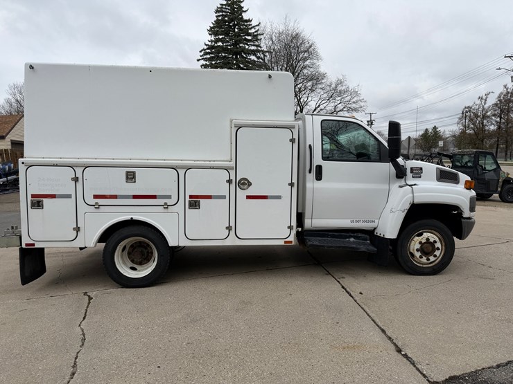 #1048-•-2009-gmc-c5500-specialty-service-truck-image-6