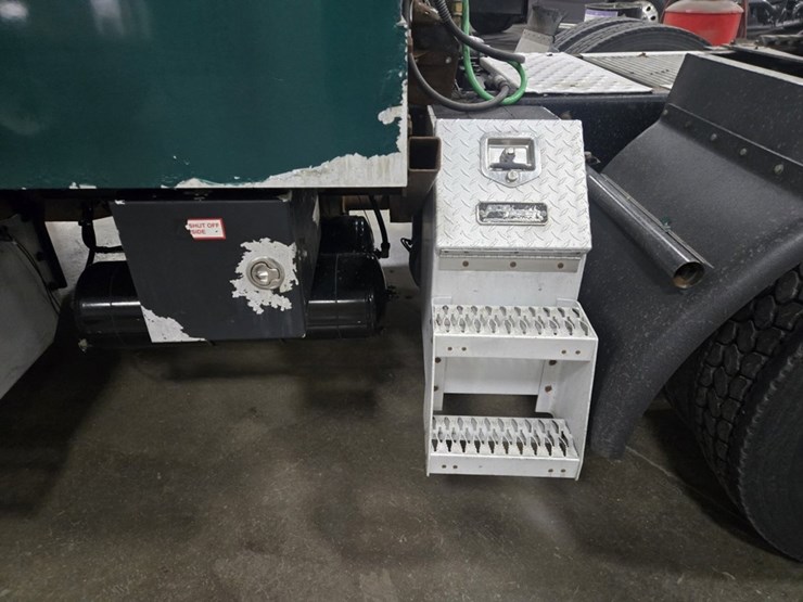 2017-kenworth-t680-image-24