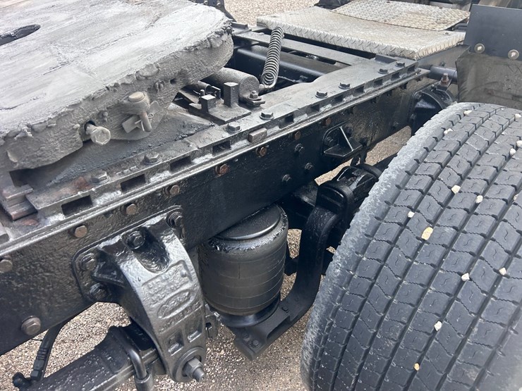 2000-peterbilt-379-image-30