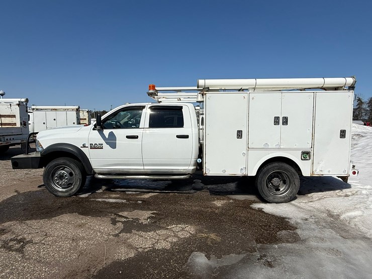 #1061-•-2016-ram-5500-heavy-duty-service-truck-image-2