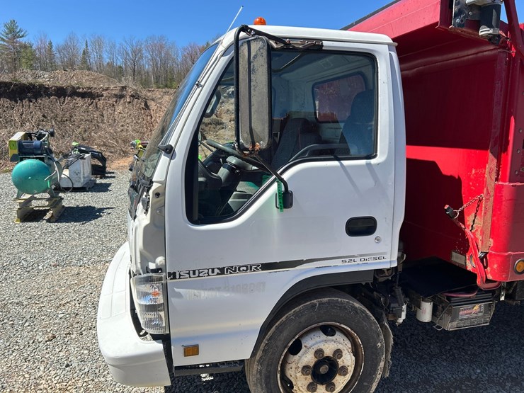 2005-isuzu-nqr-image-11