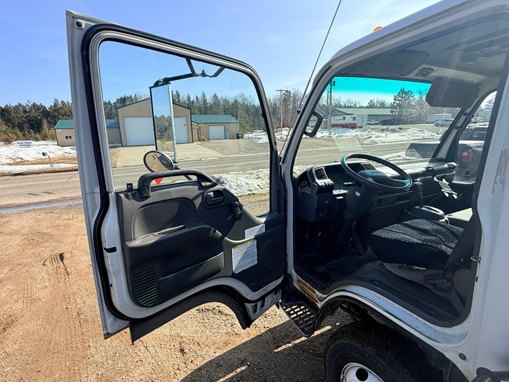 2004-isuzu-npr-image-38