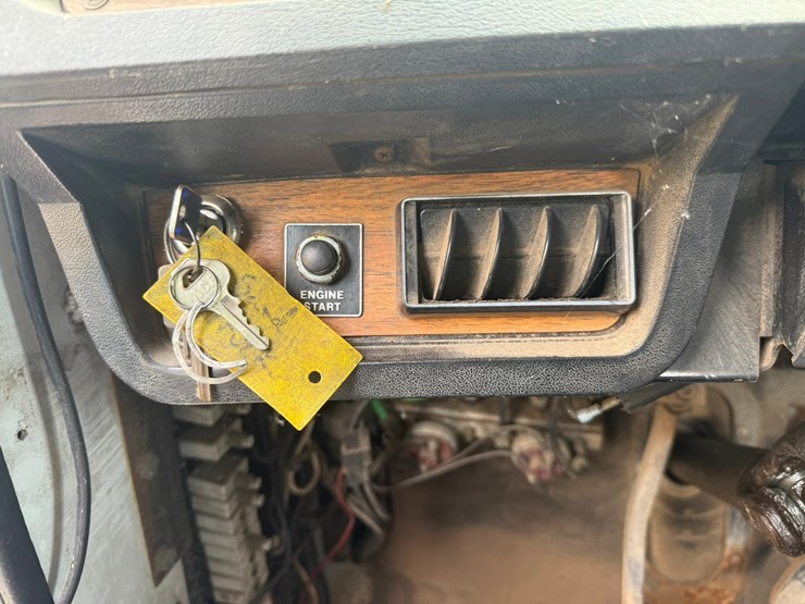 #1117-•-volvo-whitegmc-day-cab-truck-tractor-image-69