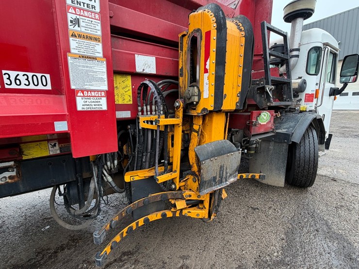 #1360-•-2019-peterbilt-pb520-side-load-garbage-truck-image-42