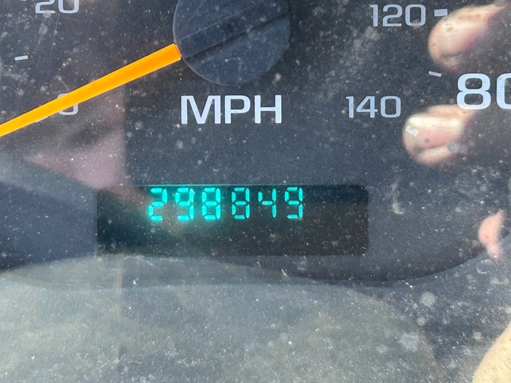 #1694-•-2004-isuzu-cab-and-chassis-image-43