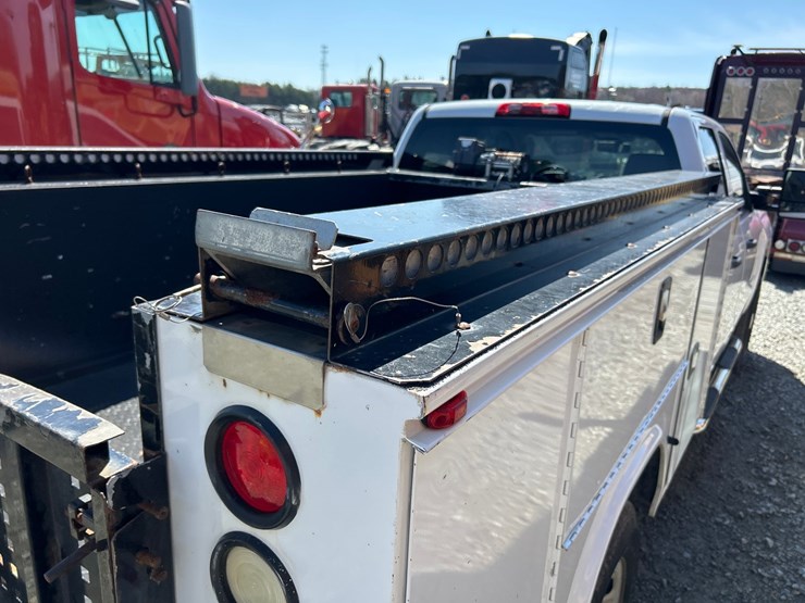 2018-chevrolet-3500-image-28