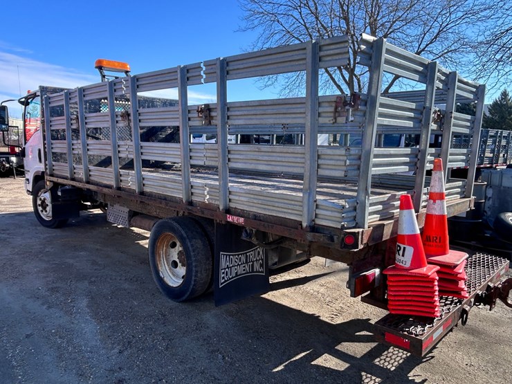 2012-isuzu-npr-image-3