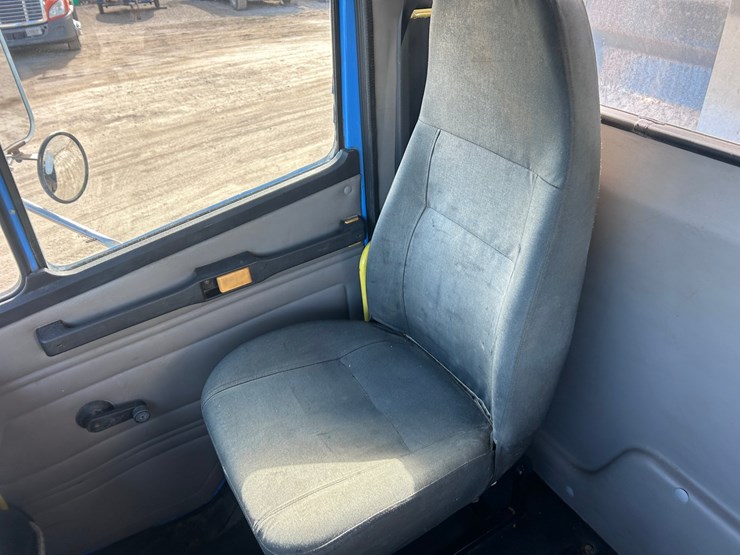 #1680-•-2003-freightliner-day-cab-truck-tractor-image-45