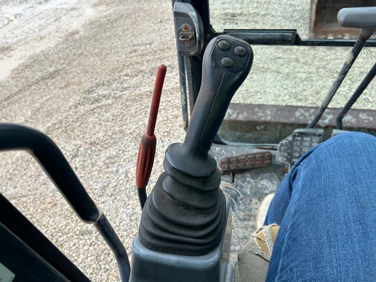 2020-deere-135g-image-30