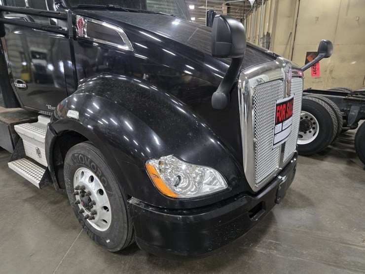 2015-kenworth-t680-image-10