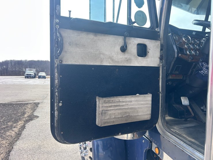 2000-peterbilt-379-image-42