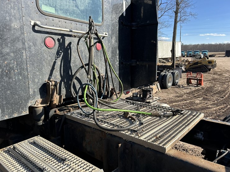 2005-peterbilt-379-image-39