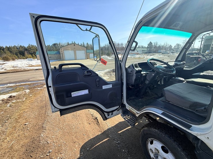 2002-isuzu-npr-image-31