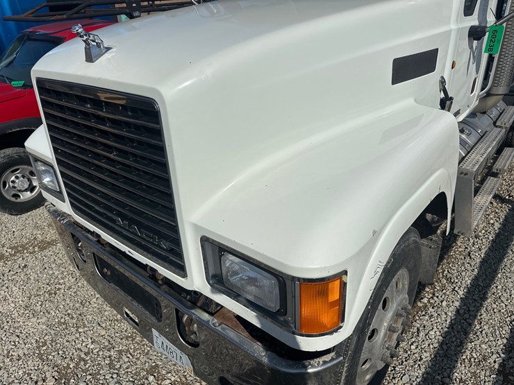 2014-massey-ferguson-8-image-47