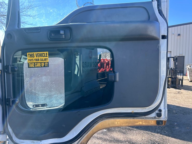 #1694-•-2004-isuzu-cab-and-chassis-image-31