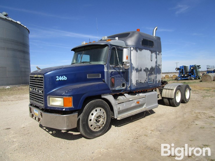 2001-mack-ch613-image-1