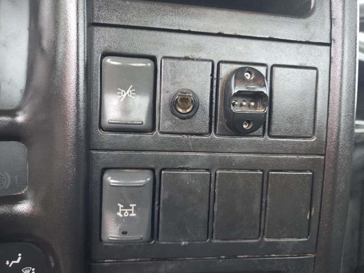 2005-massey-ferguson-8-image-47