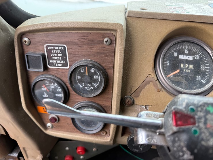 1984-mack-dm492s-image-54