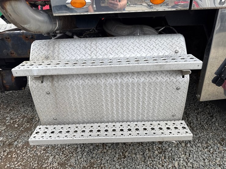 2018-freightliner-122sd-image-54