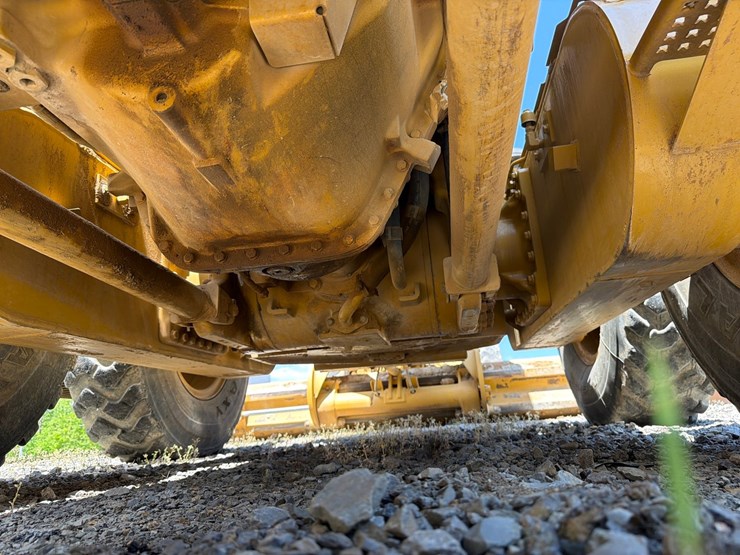 2018-caterpillar-12m3-image-35