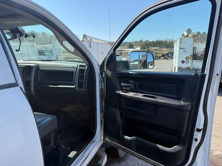 #2049-•-2015-ram-5500-heavy-duty-service-truck-image-32