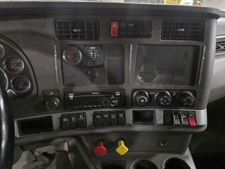 2015-kenworth-t680-image-60