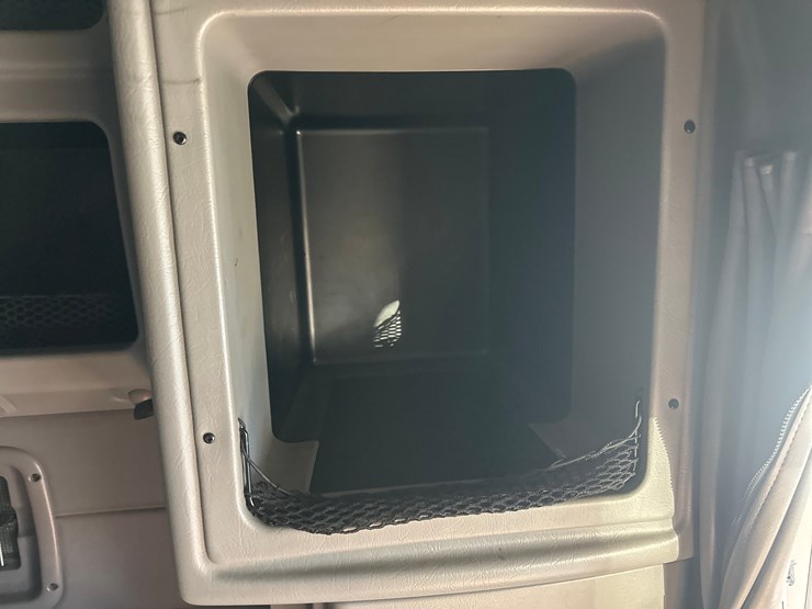 2013-peterbilt-365-image-53