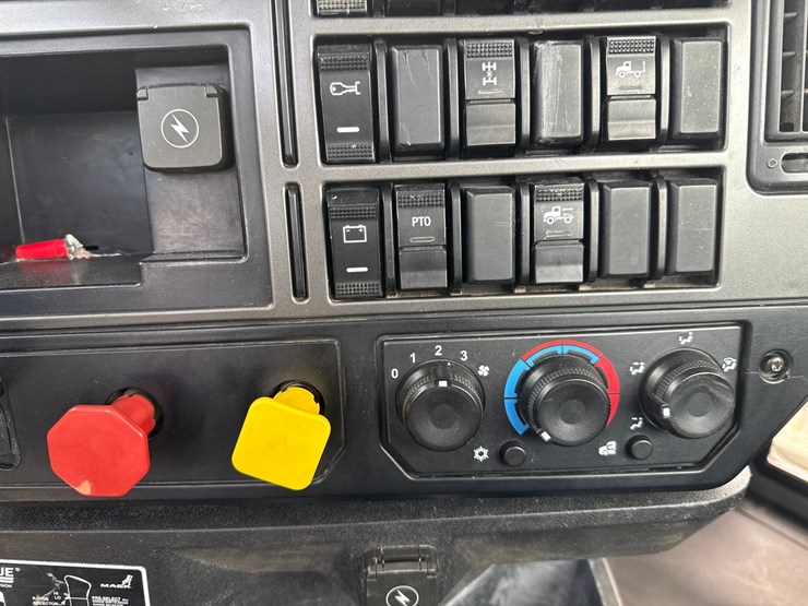 2019-massey-ferguson-8-image-54