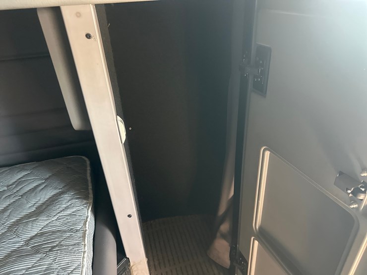 2013-peterbilt-365-image-54