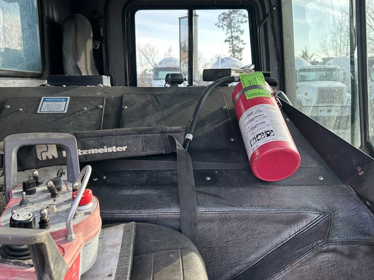 #2237-•-2006-mack-tri-axle-concrete-placement-truck-image-83