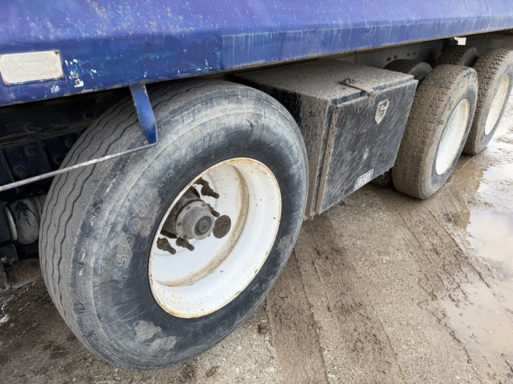 #1049-•-2005-mack-granite-tri-axle-dump-image-13