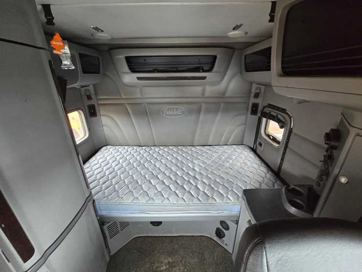 peterbilt-579-image-84