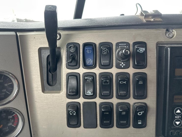 2009-massey-ferguson-8-image-30