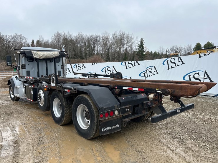 2016-massey-ferguson-8-image-3