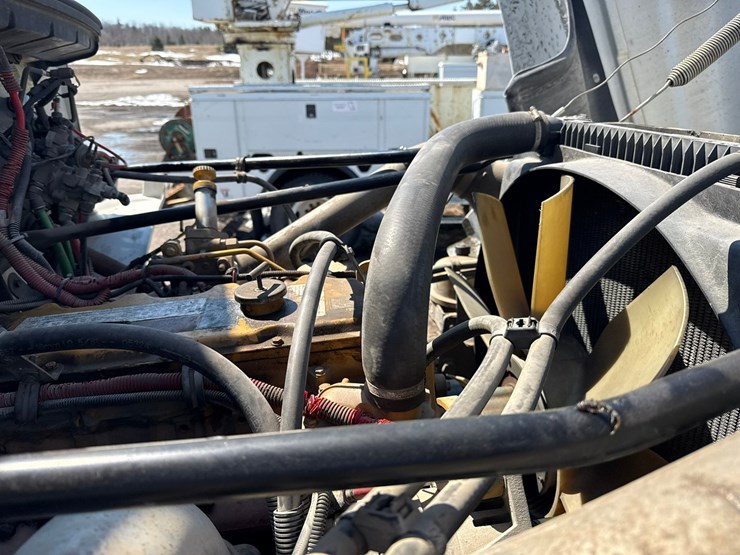 2002-freightliner-fl80-image-23