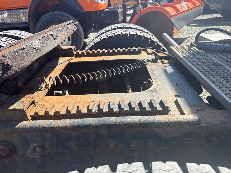 1994-peterbilt-359-image-35