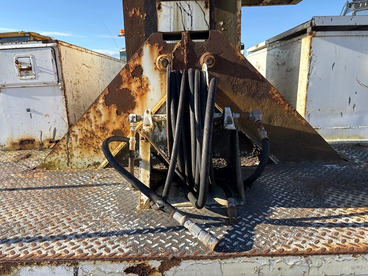 1998-freightliner-fl70-image-33