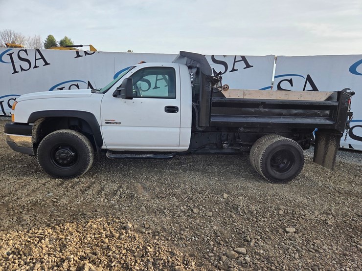 2005-chevrolet-3500-image-2