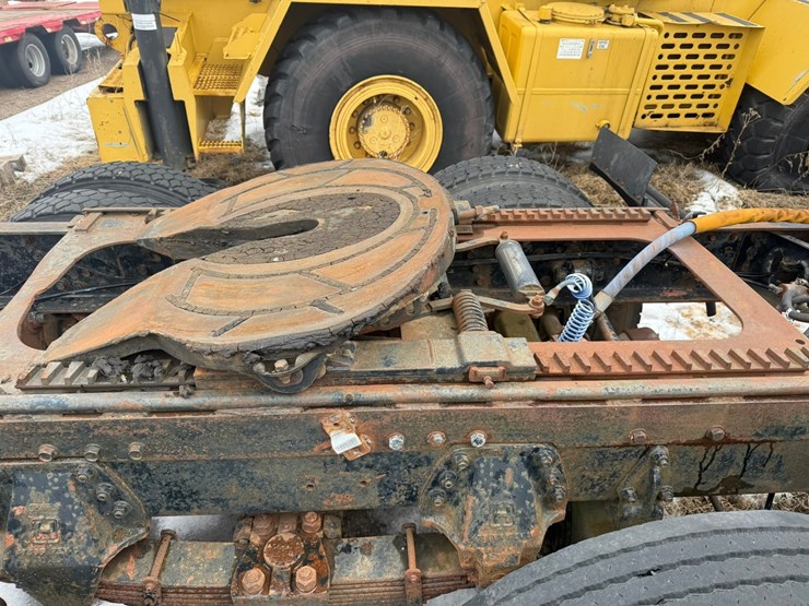 #1117-•-volvo-whitegmc-day-cab-truck-tractor-image-40