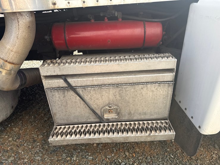 1994-peterbilt-359-image-50