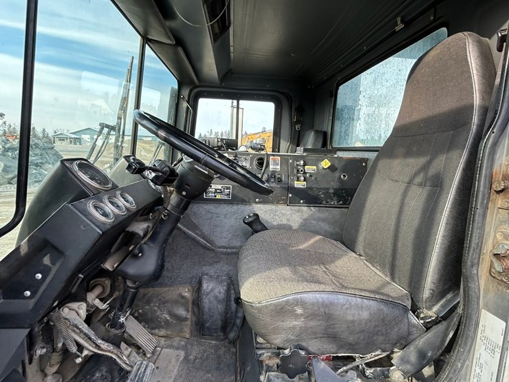 #2237-•-2006-mack-tri-axle-concrete-placement-truck-image-65