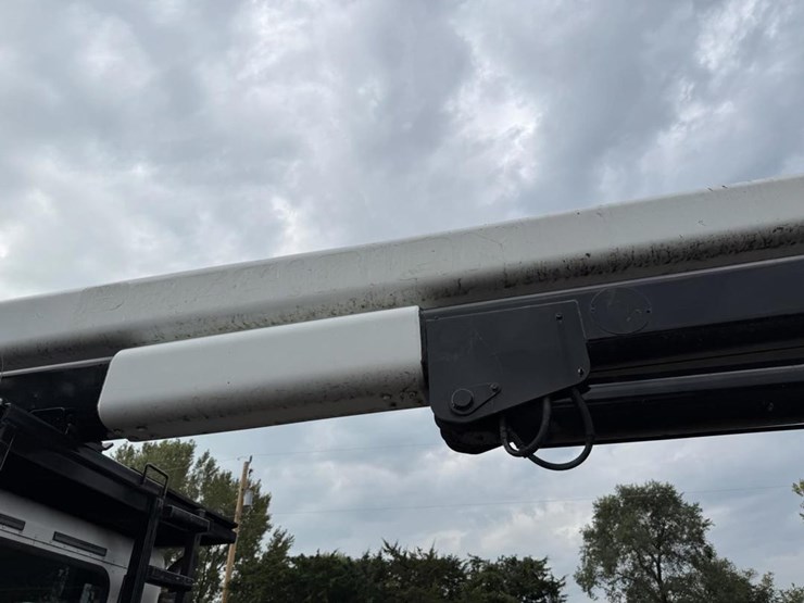 2003-peterbilt-330-image-30